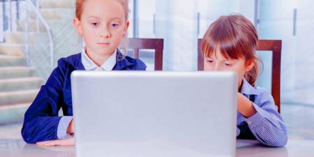 أطباء نفسيون: للإدمان الرقمي آثار عميقة في تطور الشخصية والنضج - اتش دي كورة